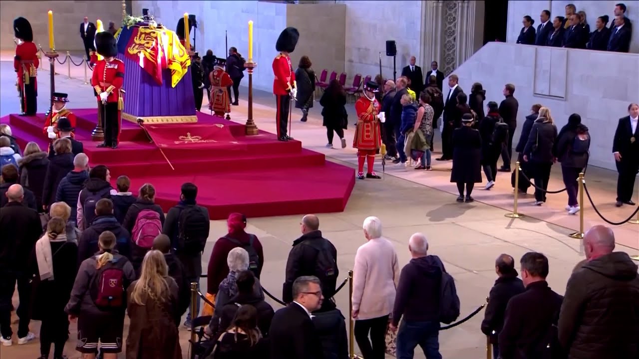 Timelapse: Endless queues to see Queen's coffin