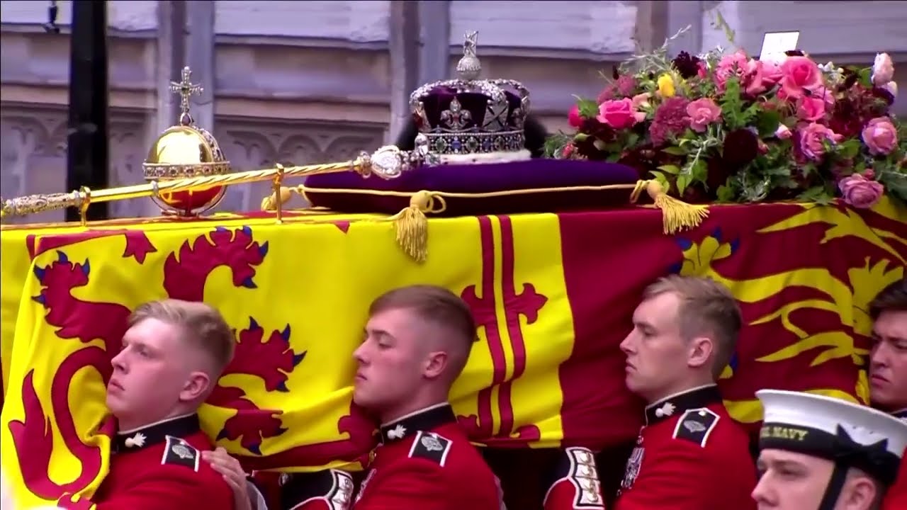 Queen's coffin makes its way to abbey for funeral