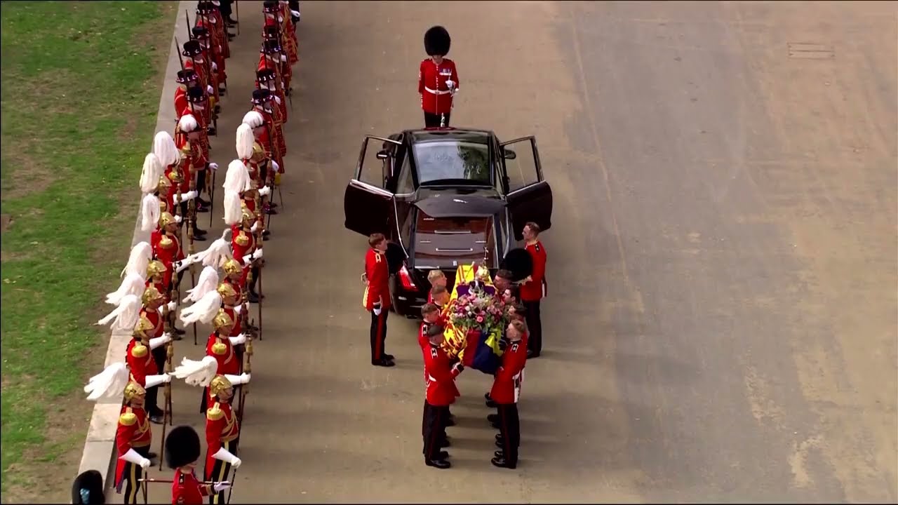 Procession takes queen's coffin to Wellington Arch