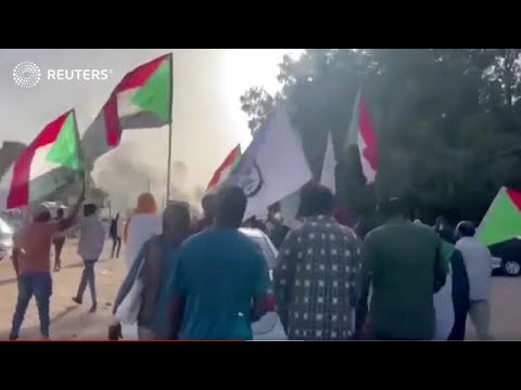 Sudan transition deal delayed, protesters march